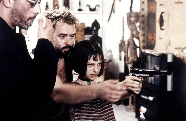 coulisses films cultes (Luc Besson apprend à Natalie Portman (12 ans) comment tenir un flingue pour le film Léon)