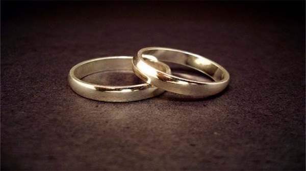 23 choses à connaitre sur les gauchers (Il y a deux histoires concernant l'anneau de mariage. La première est que les Égyptiens croyaient, malgré les défauts de la main gauche, qu'il fallait porter l'anneau à la main gauche, plus près du coeur. La seconde est que les Romains la portaient à la main gauche pour conjurer le mal associé à cette main)