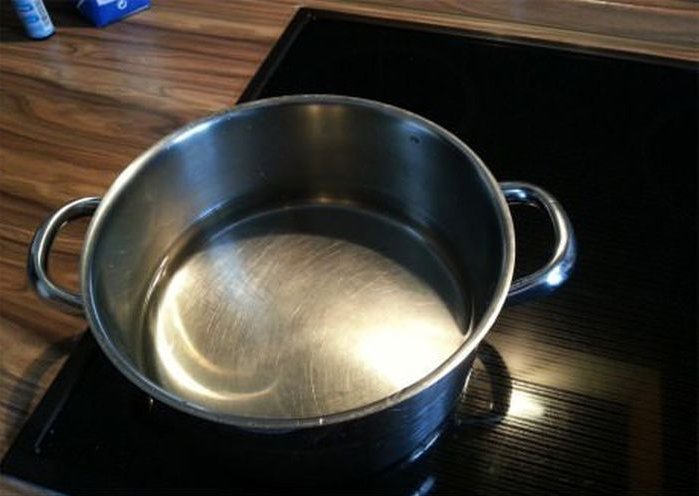 Fabriquer la drogue de Heisenberg (Premièrement, mettre 500ml d'au dans une grande casserole, mettre sur le feu)