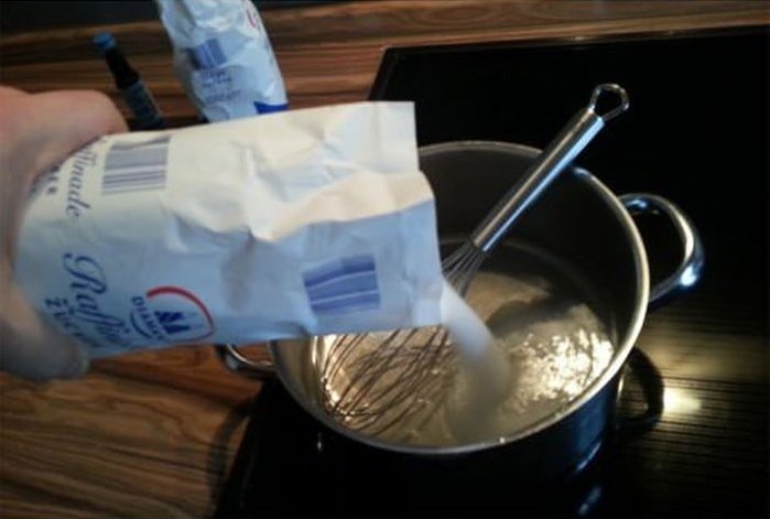 Fabriquer la drogue de Heisenberg (Quand l'eau commence à frémir, ajouter 1kg de sucre (on va faire de la drogue pour diabétique :)))